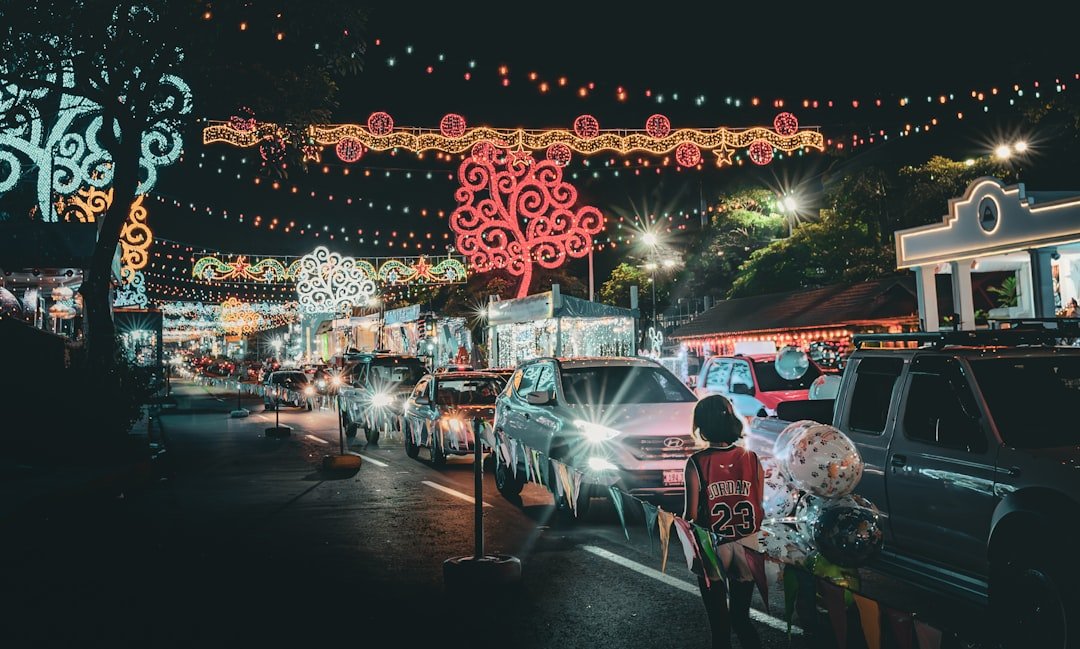 A city street filled with lots of traffic at night